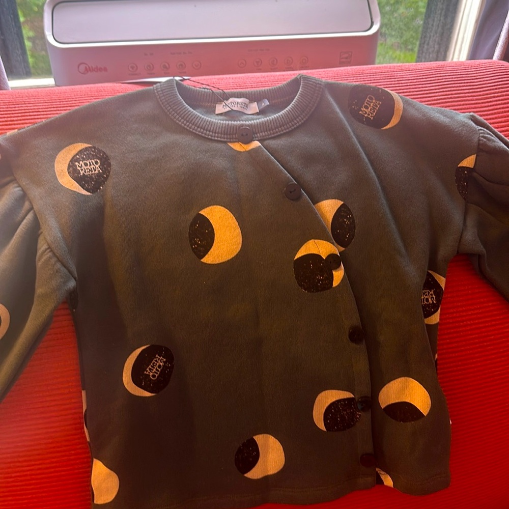 Motoreta. Dark green sweatshirt.